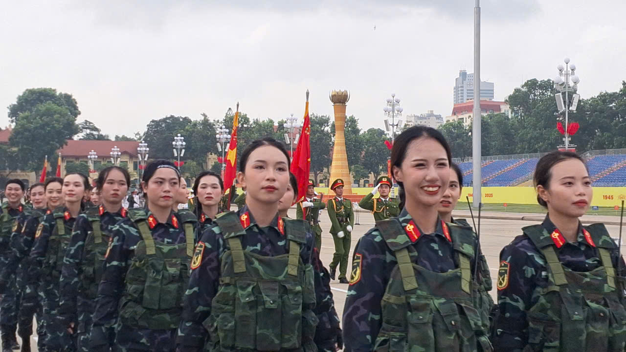 Những "bóng hồng" hợp luyện diễu binh tại Quảng trường Ba Đình - Ảnh 1. Những "bóng hồng" hợp luyện diễu binh tại Quảng trường Ba Đình - Ảnh 1.