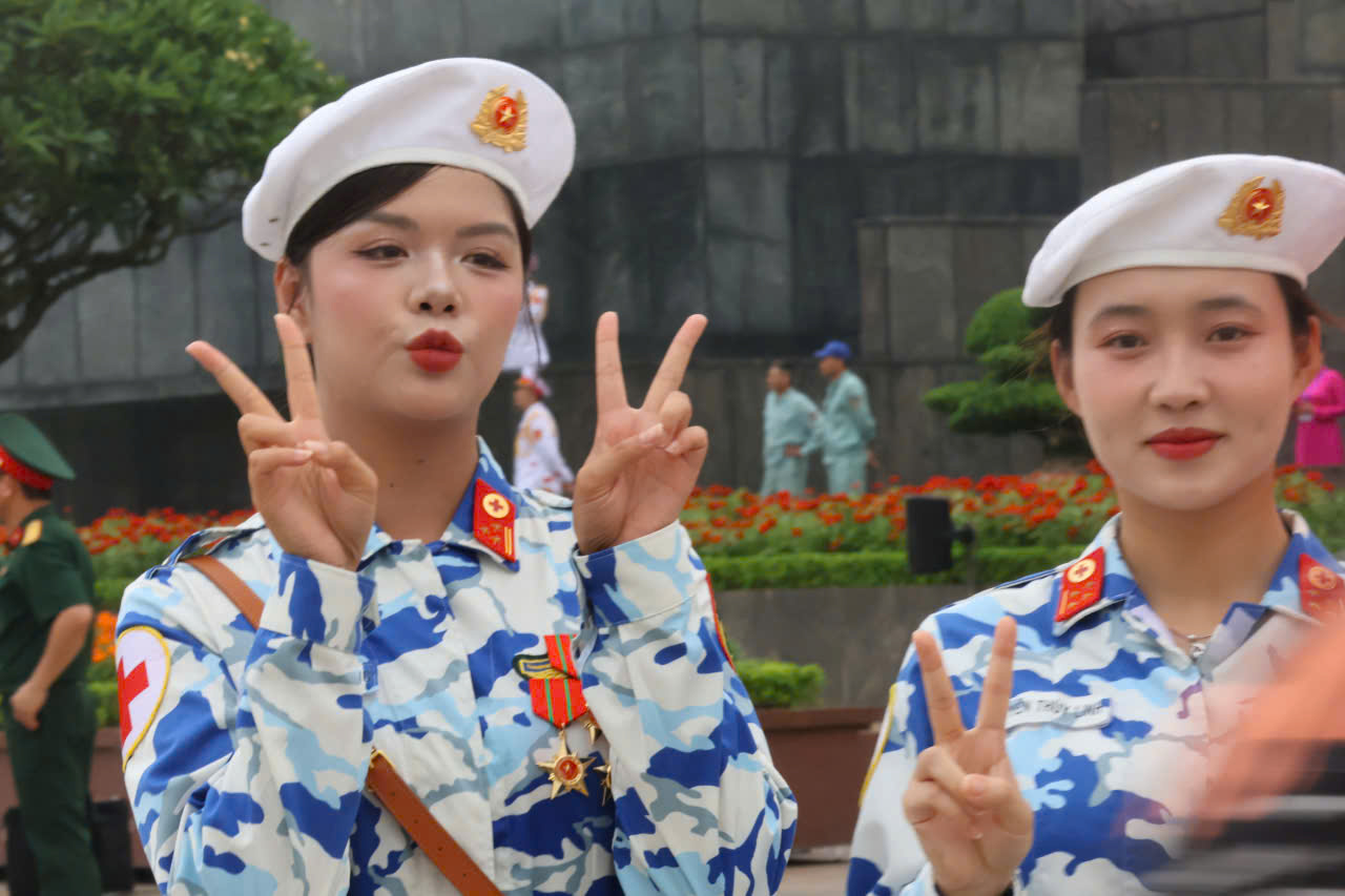 Những "bóng hồng" hợp luyện diễu binh tại Quảng trường Ba Đình - Ảnh 7. Những "bóng hồng" hợp luyện diễu binh tại Quảng trường Ba Đình - Ảnh 7.