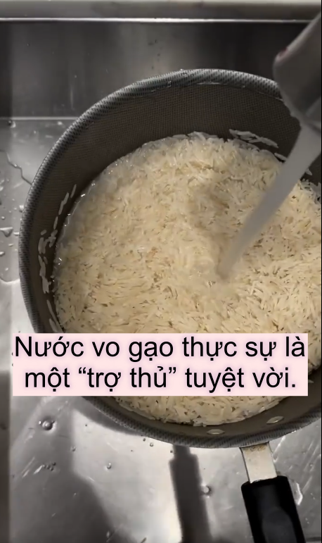 Tôi đã thử gội đầu bằng nước gạo pha đá lạnh, không ngờ tóc chắc khỏe và óng mượt trông thấy - Ảnh 3. Tôi đã thử gội đầu bằng nước gạo pha đá lạnh, không ngờ tóc chắc khỏe và óng mượt trông thấy - Ảnh 3.