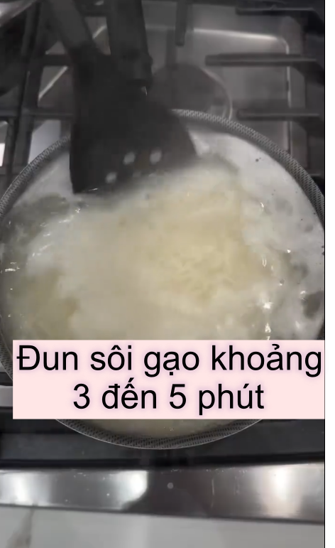 Tôi đã thử gội đầu bằng nước gạo pha đá lạnh, không ngờ tóc chắc khỏe và óng mượt trông thấy - Ảnh 4. Tôi đã thử gội đầu bằng nước gạo pha đá lạnh, không ngờ tóc chắc khỏe và óng mượt trông thấy - Ảnh 4.