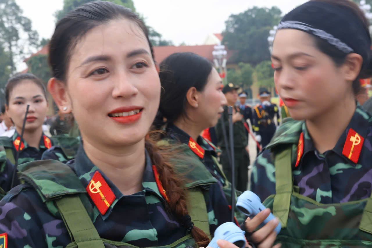 Những "bóng hồng" hợp luyện diễu binh tại Quảng trường Ba Đình - Ảnh 4. Những "bóng hồng" hợp luyện diễu binh tại Quảng trường Ba Đình - Ảnh 4.