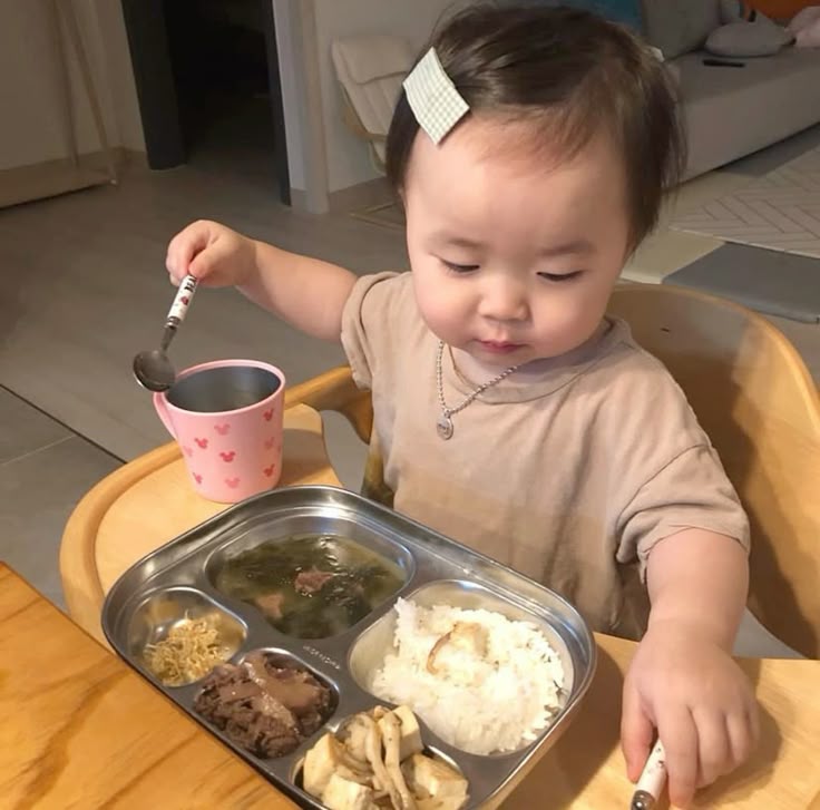 Khi con ăn, có 1 hành động tưởng là chu toàn lại rất không tốt cho trẻ nhưng hầu như mẹ nào cũng làm- Ảnh 1. Khi con ăn, có 1 hành động tưởng là chu toàn lại rất không tốt cho trẻ nhưng hầu như mẹ nào cũng làm- Ảnh 1.