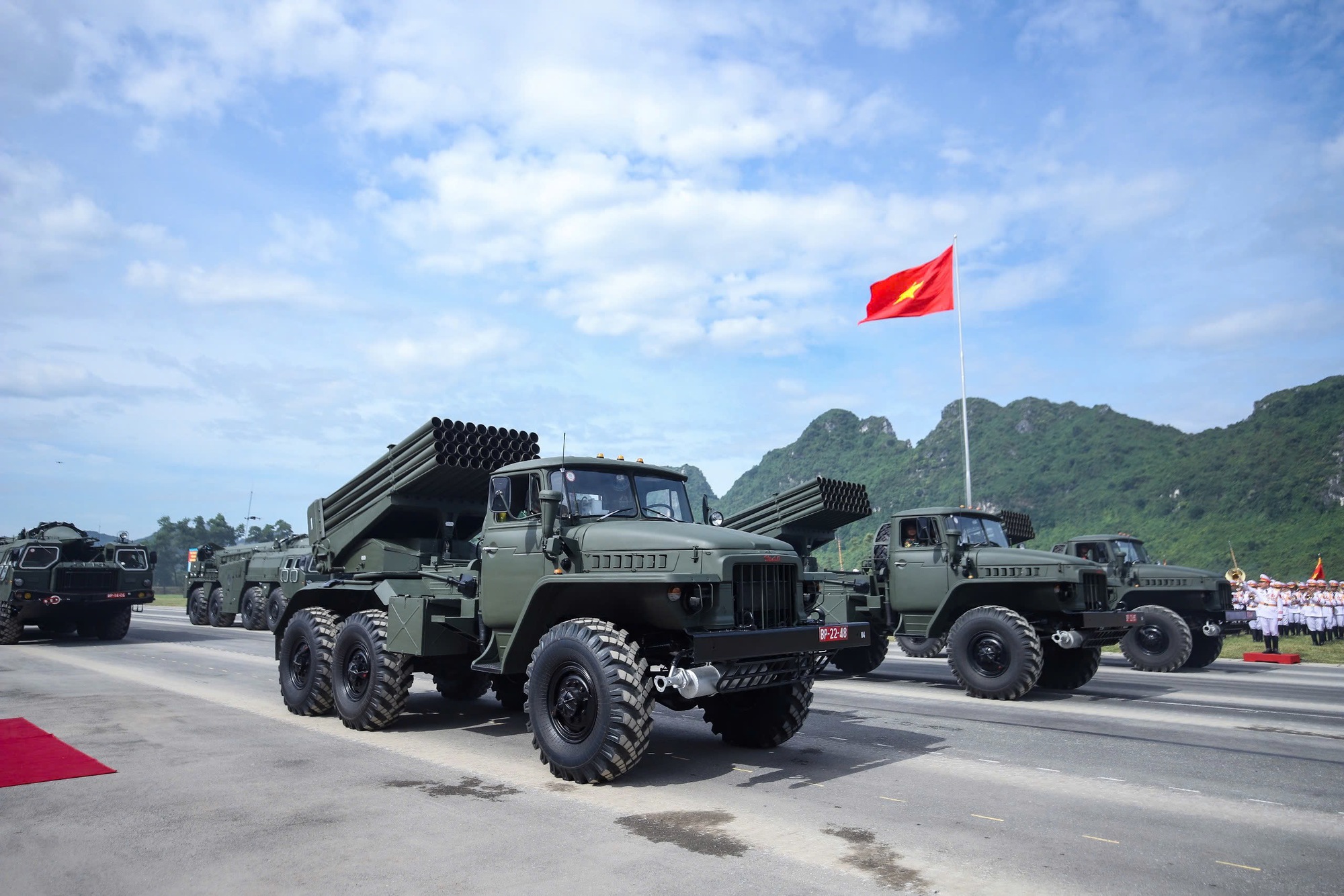 Hợp luyện diễu binh với xe tăng , tên lửa và UAV hiện đại tại Quảng trường Ba Đình - Ảnh 8.