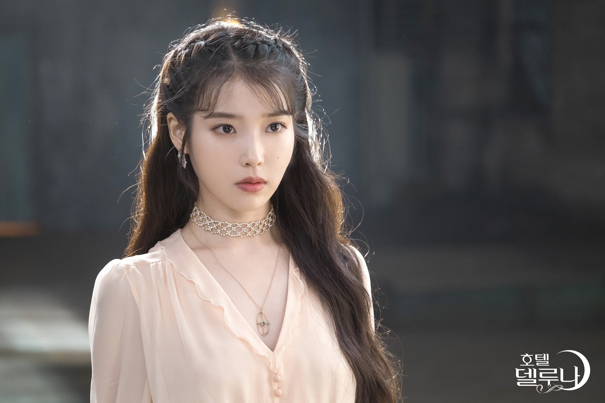 iu-dam-mau-hong-choker-1755720327202-1755720327334824682898-1755747869093-17557478692541343851194.jpg