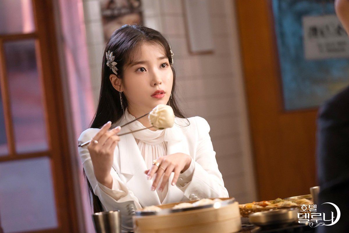 iu-suit-trang-hoa-tai-cai-toc-1755720350994-17557203510981630108028-1755747872222-1755747872439126814515.jpg