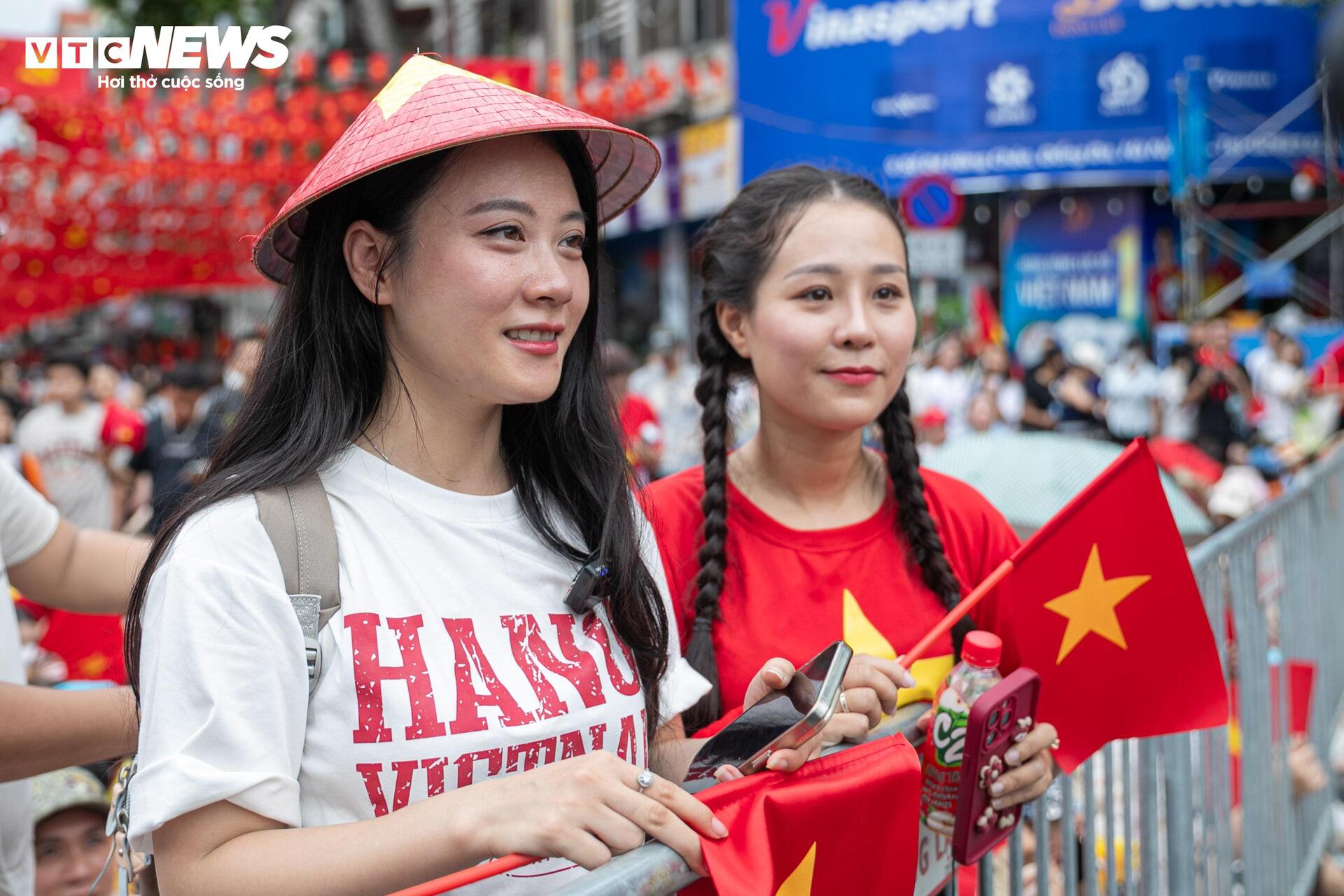 Nghìn người đội mưa, hát vang 'Như có Bác Hồ trong ngày vui đại thắng' - Ảnh 14.