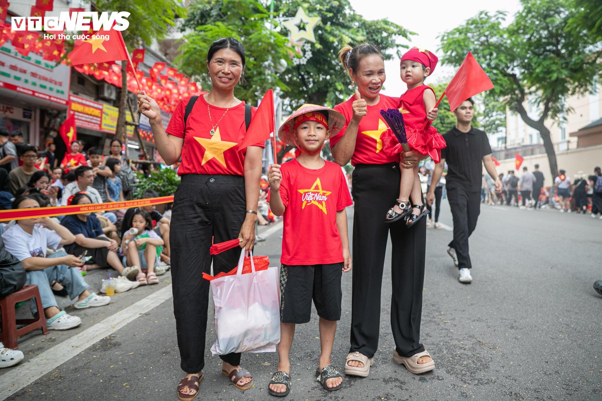 Nghìn người đội mưa, hát vang 'Như có Bác Hồ trong ngày vui đại thắng' - Ảnh 13.