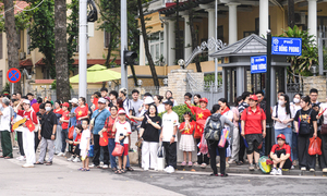 nguoi-dan-xep-hang-tu-4h-sang-xem-hop-luyen-12-11535736-1755780661507-1755780666683149514913.jpg