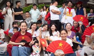 nguoi-dan-xep-hang-tu-4h-sang-xem-hop-luyen-13-12190384-1755780659459-1755780659618298644245.jpg