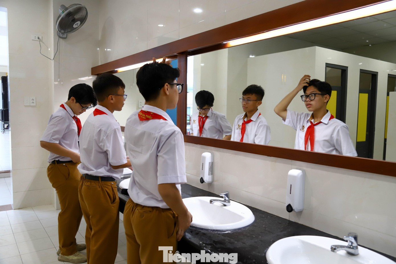'Học trò không dám vào nhà vệ sinh thì hiệu trưởng không hoàn thành nhiệm vụ' - Ảnh 2. 'Học trò không dám vào nhà vệ sinh thì hiệu trưởng không hoàn thành nhiệm vụ' - Ảnh 2.