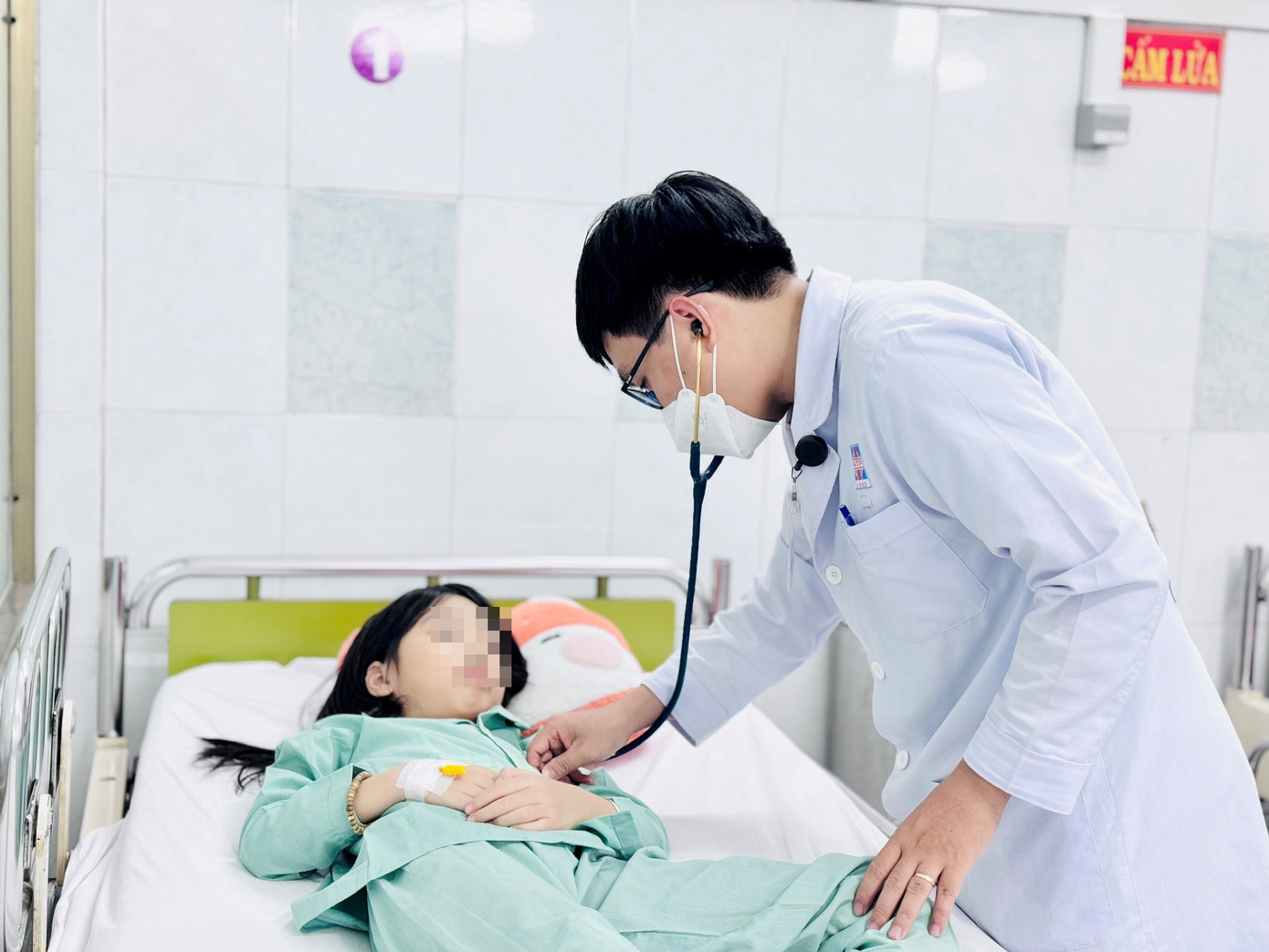 Hai chị em c&ugrave;ng nhập viện v&igrave; v&ocirc; t&igrave;nh ăn kẹo bị trộn cần sa - Ảnh 1.