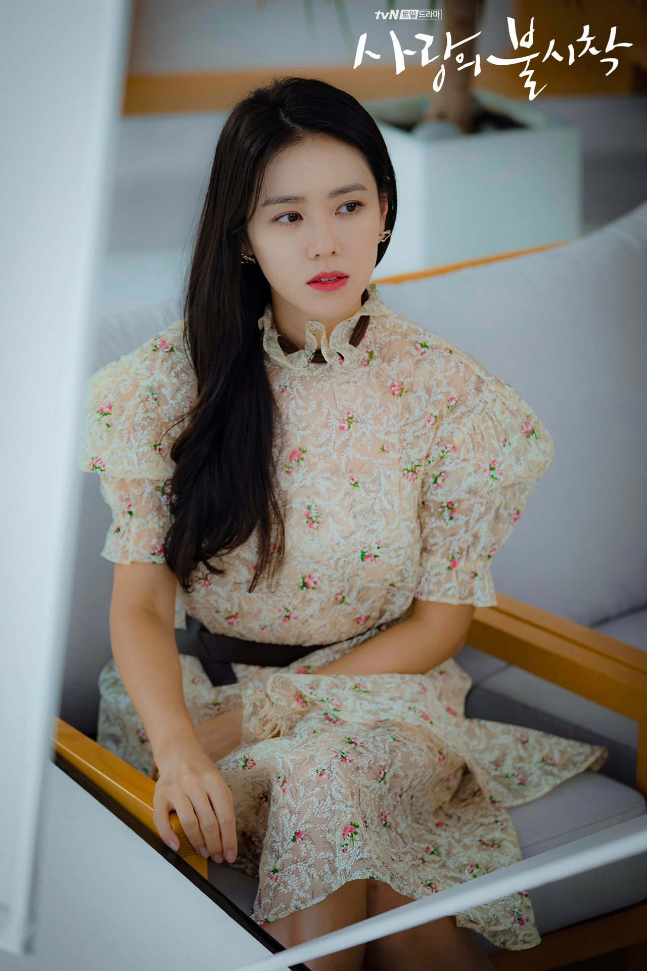 ong-phim-crash-landing-on-you-phong-cach-sang-trong-cua-son-ye-jin-2-15801006773781684528243-1755720538218-1755720538479566859359-1755747884228-1755747884407912423293.jpg