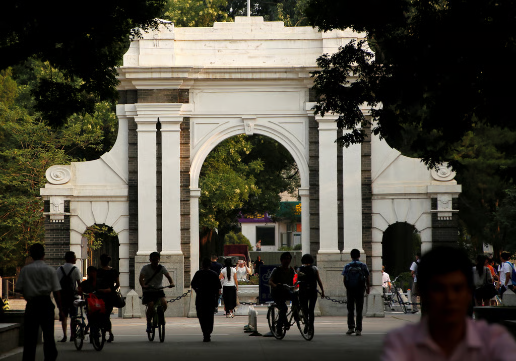Tặng cả "núi tiền" cho học sinh đỗ đại học điểm cao, 1 trường quốc tế bị chỉ trích - Ảnh 2. Tặng cả "núi tiền" cho học sinh đỗ đại học điểm cao, 1 trường quốc tế bị chỉ trích - Ảnh 2.