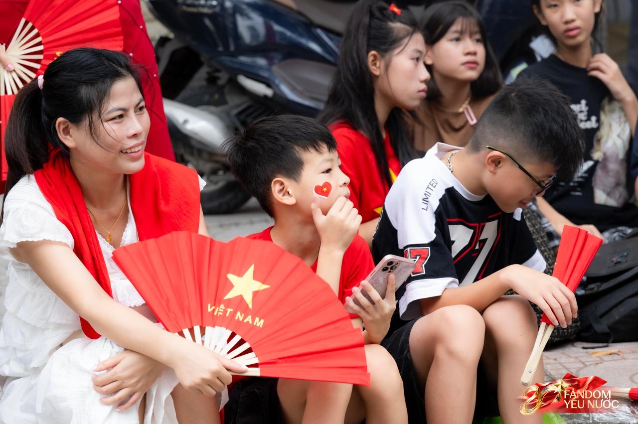 Đoàn xe chở các chiến sĩ diễu binh tiến vào trung tâm Hà Nội, người dân 2 bên đường vẫy chào không ngớt - Ảnh 9. Đoàn xe chở các chiến sĩ diễu binh tiến vào trung tâm Hà Nội, người dân 2 bên đường vẫy chào không ngớt - Ảnh 9.