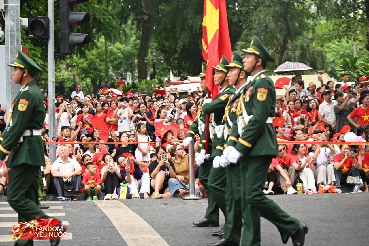 Hà Nội: Cảnh tượng đông &quot;vượt sức tưởng tượng&quot; của người dân chờ xem hợp luyện diễu binh diễu hành - Ảnh 7.