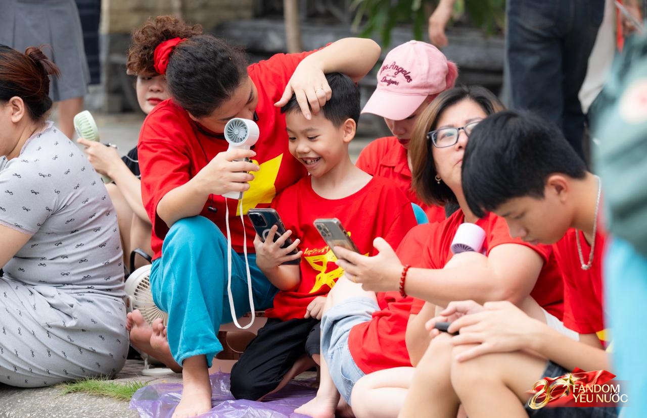 Đoàn xe chở các chiến sĩ diễu binh tiến vào trung tâm Hà Nội, người dân 2 bên đường vẫy chào không ngớt - Ảnh 8. Đoàn xe chở các chiến sĩ diễu binh tiến vào trung tâm Hà Nội, người dân 2 bên đường vẫy chào không ngớt - Ảnh 8.