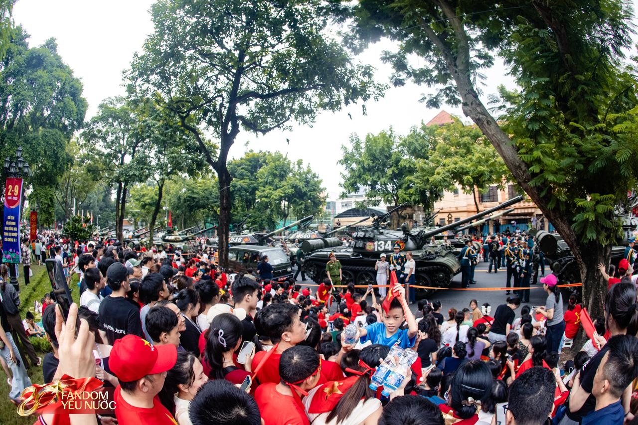 Hà Nội: Cảnh tượng đông &quot;vượt sức tưởng tượng&quot; của người dân chờ xem hợp luyện diễu binh diễu hành - Ảnh 5.