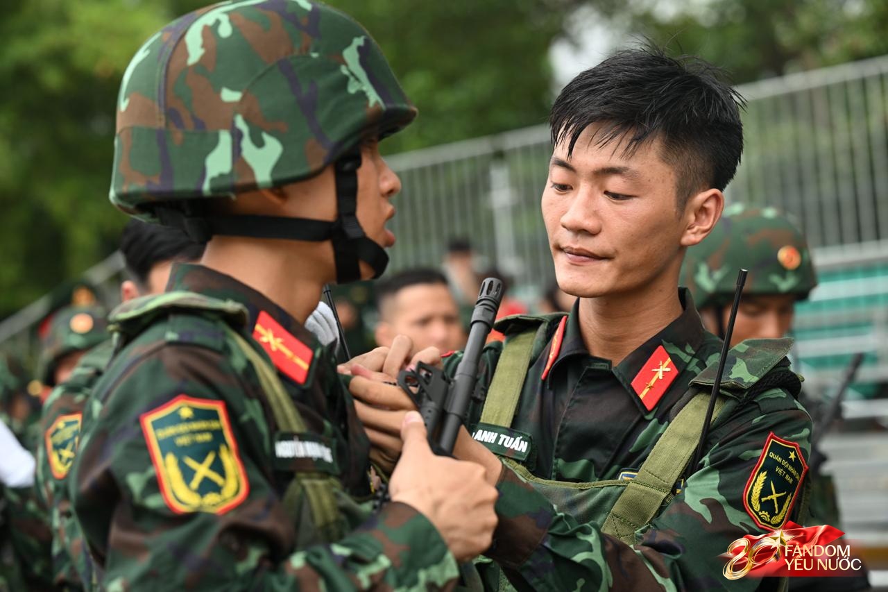 Visual căng đét của dàn chiến sĩ A80: Mướt mồ hôi vẫn toả sáng trước buổi Tổng hợp luyện đầu tiên tại Hà Nội - Ảnh 12.