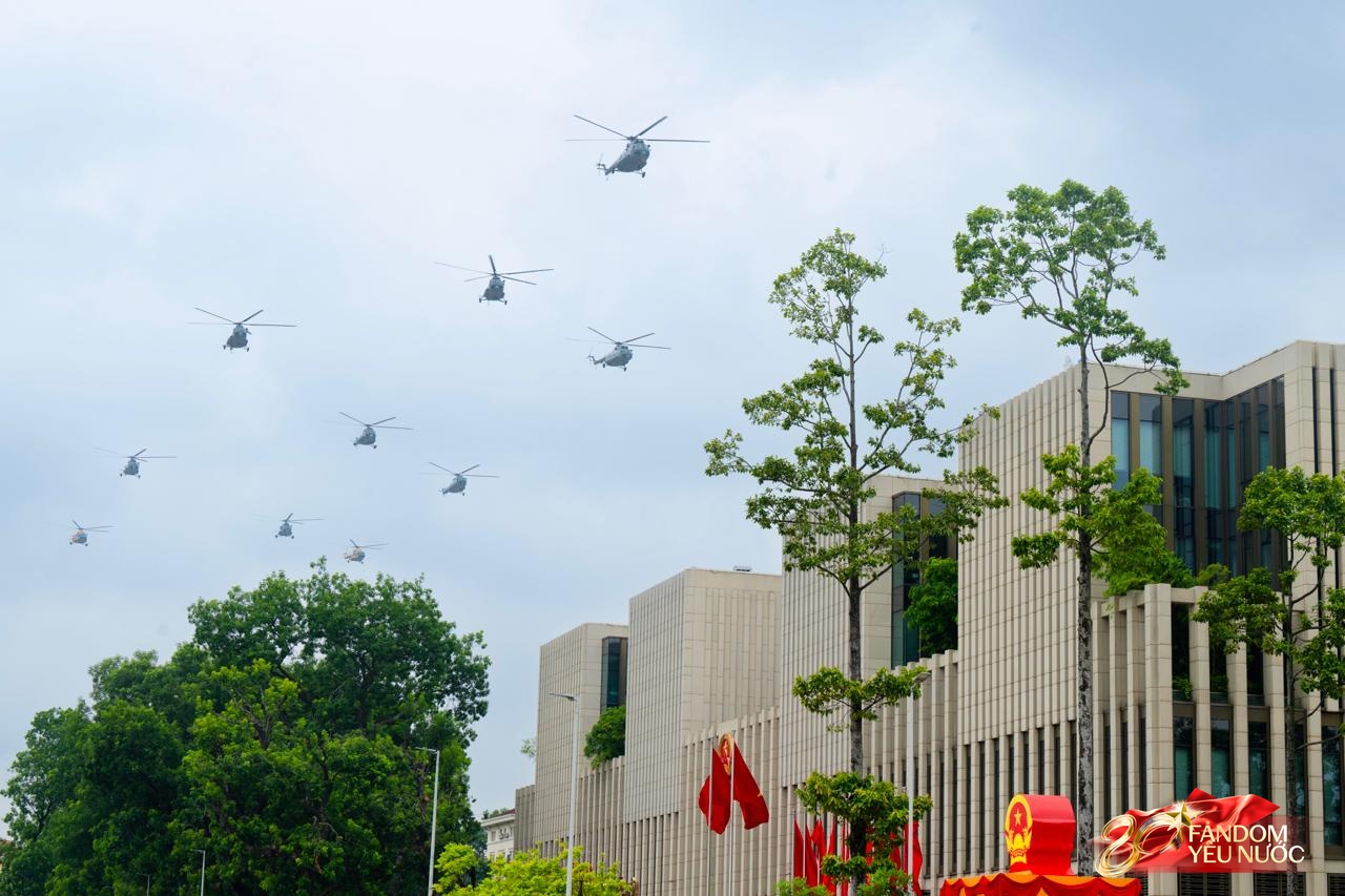 Đoàn xe chở các chiến sĩ diễu binh tiến vào trung tâm Hà Nội, người dân 2 bên đường vẫy chào không ngớt - Ảnh 13. Đoàn xe chở các chiến sĩ diễu binh tiến vào trung tâm Hà Nội, người dân 2 bên đường vẫy chào không ngớt - Ảnh 13.