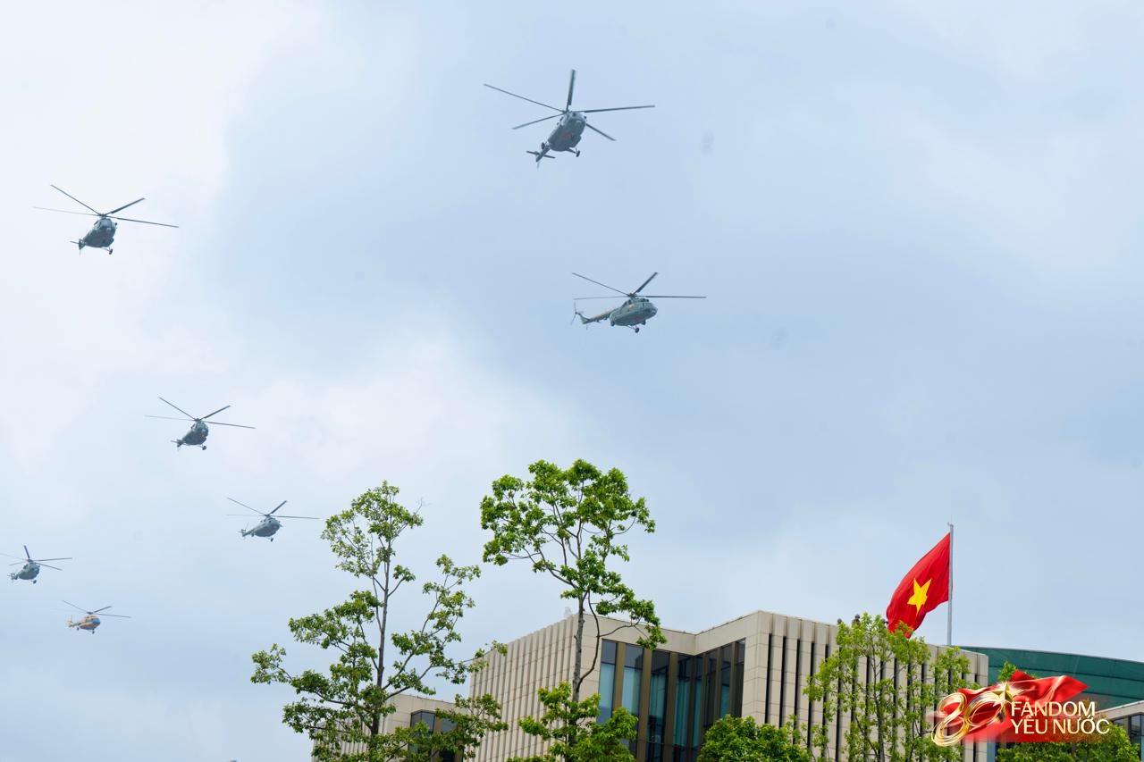 Biên đội máy bay tập luyện diễu binh vào Quảng trường Ba Đình, người dân khắp các tuyến phố Hà Nội hò reo đón chào - Ảnh 5.