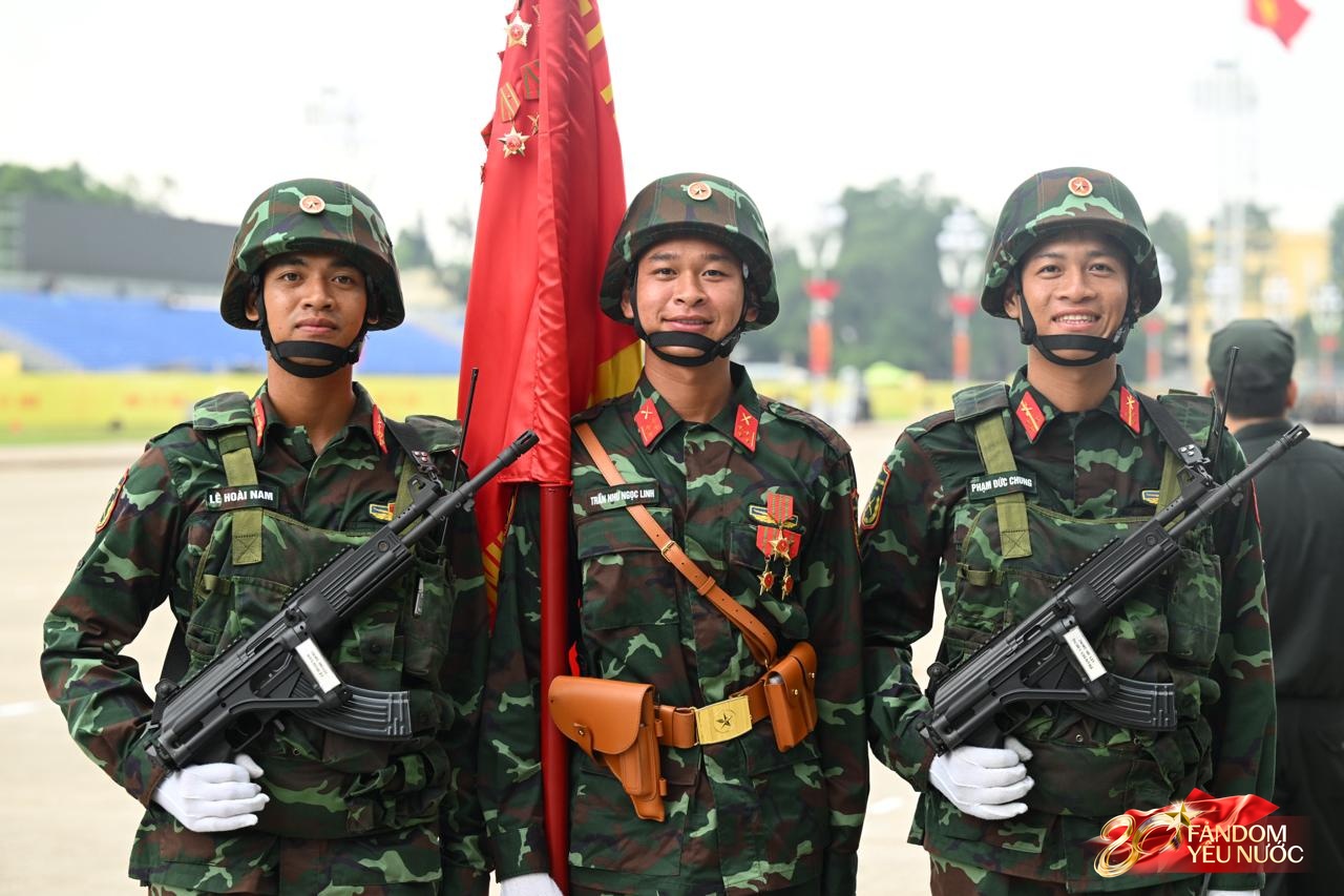 Visual căng đét của dàn chiến sĩ A80: Mướt mồ hôi vẫn toả sáng trước buổi Tổng hợp luyện đầu tiên tại Hà Nội - Ảnh 13.