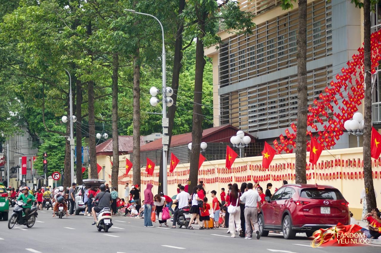 Biên đội máy bay tập luyện diễu binh vào Quảng trường Ba Đình, người dân khắp các tuyến phố Hà Nội hò reo đón chào - Ảnh 2.