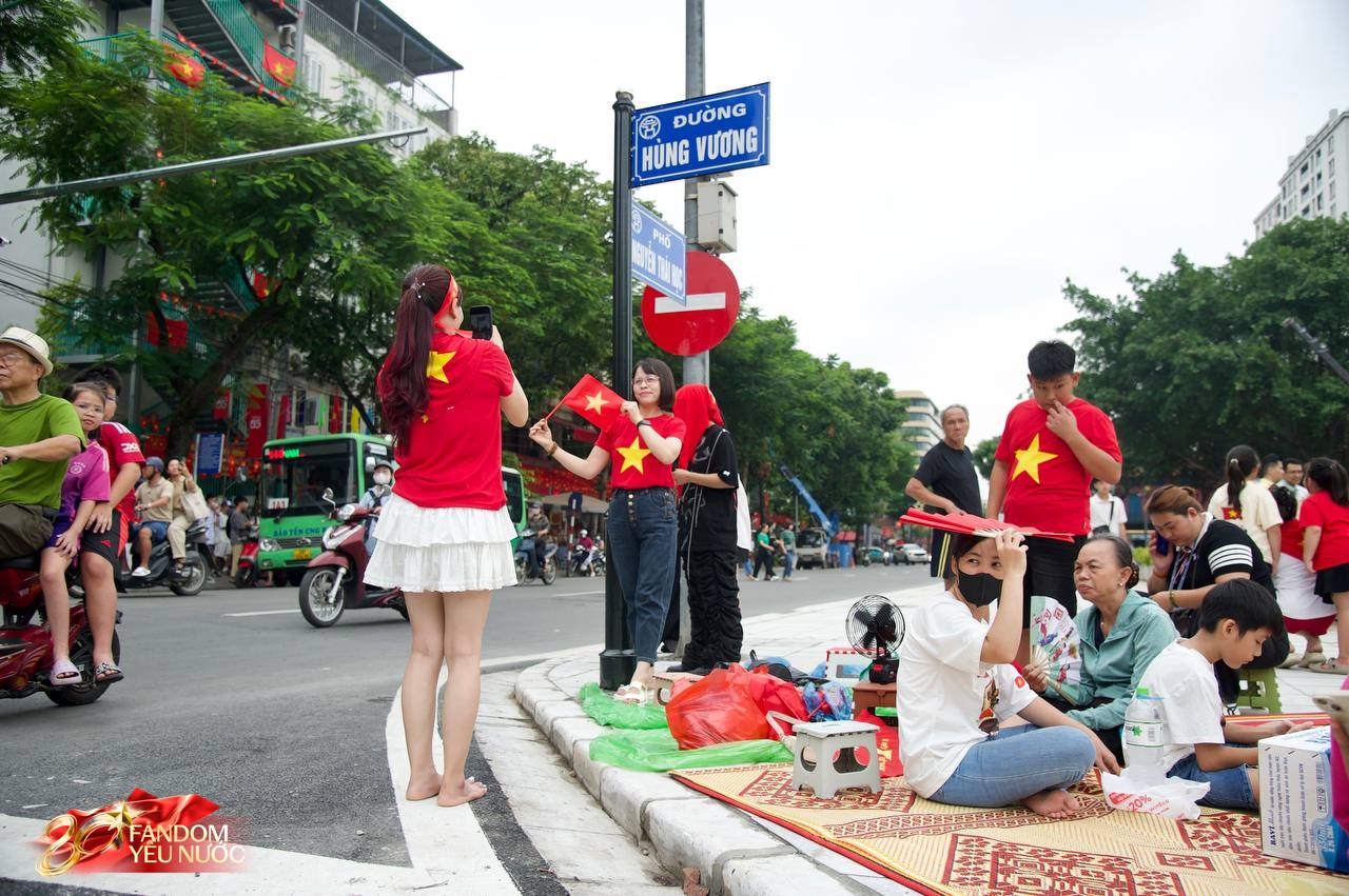Đoàn xe chở các chiến sĩ diễu binh tiến vào trung tâm Hà Nội, người dân 2 bên đường vẫy chào không ngớt - Ảnh 4. Đoàn xe chở các chiến sĩ diễu binh tiến vào trung tâm Hà Nội, người dân 2 bên đường vẫy chào không ngớt - Ảnh 4.