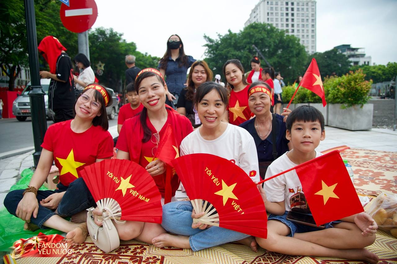 Đoàn xe chở các chiến sĩ diễu binh tiến vào trung tâm Hà Nội, người dân 2 bên đường vẫy chào không ngớt - Ảnh 3. Đoàn xe chở các chiến sĩ diễu binh tiến vào trung tâm Hà Nội, người dân 2 bên đường vẫy chào không ngớt - Ảnh 3.