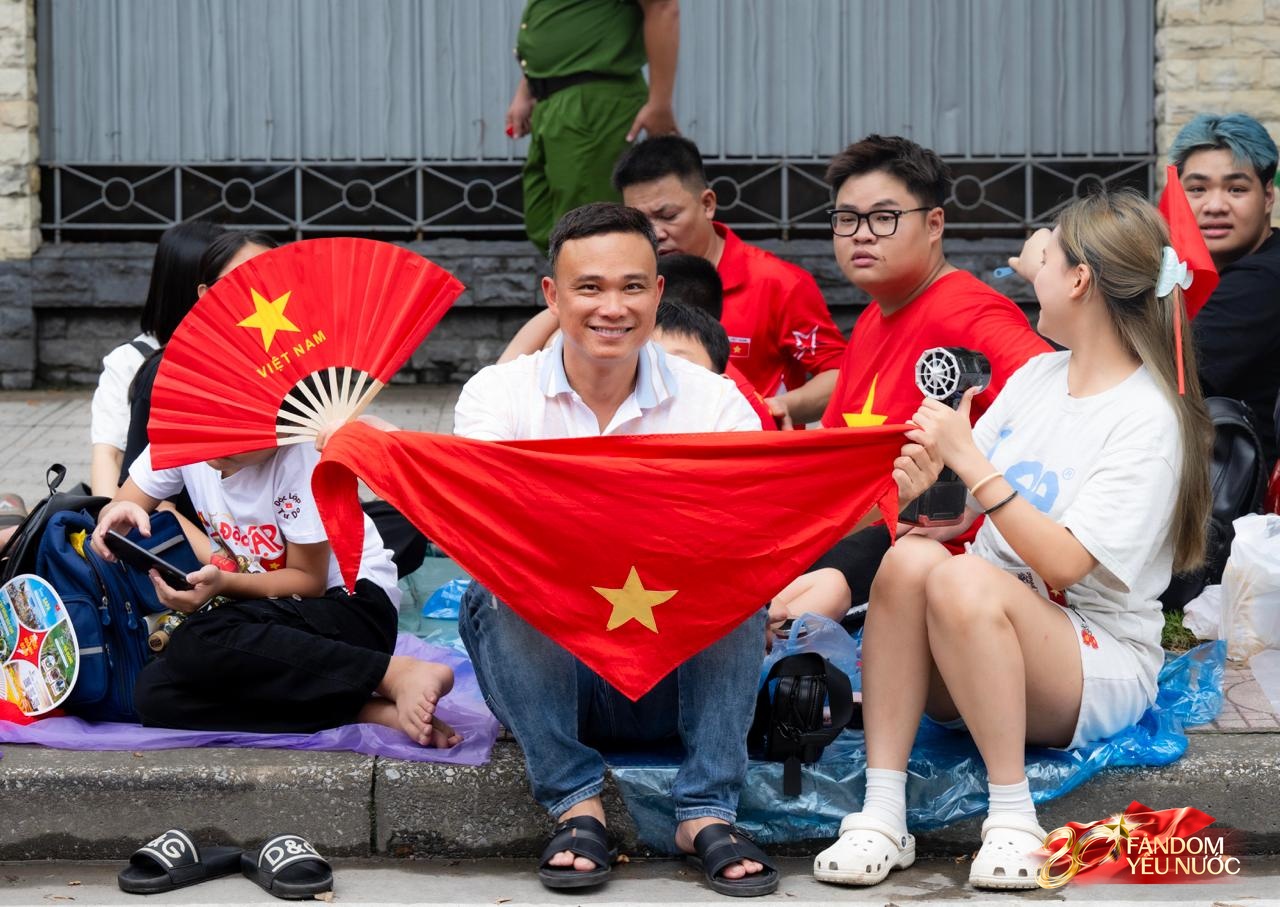 Đoàn xe chở các chiến sĩ diễu binh tiến vào trung tâm Hà Nội, người dân 2 bên đường vẫy chào không ngớt - Ảnh 5. Đoàn xe chở các chiến sĩ diễu binh tiến vào trung tâm Hà Nội, người dân 2 bên đường vẫy chào không ngớt - Ảnh 5.