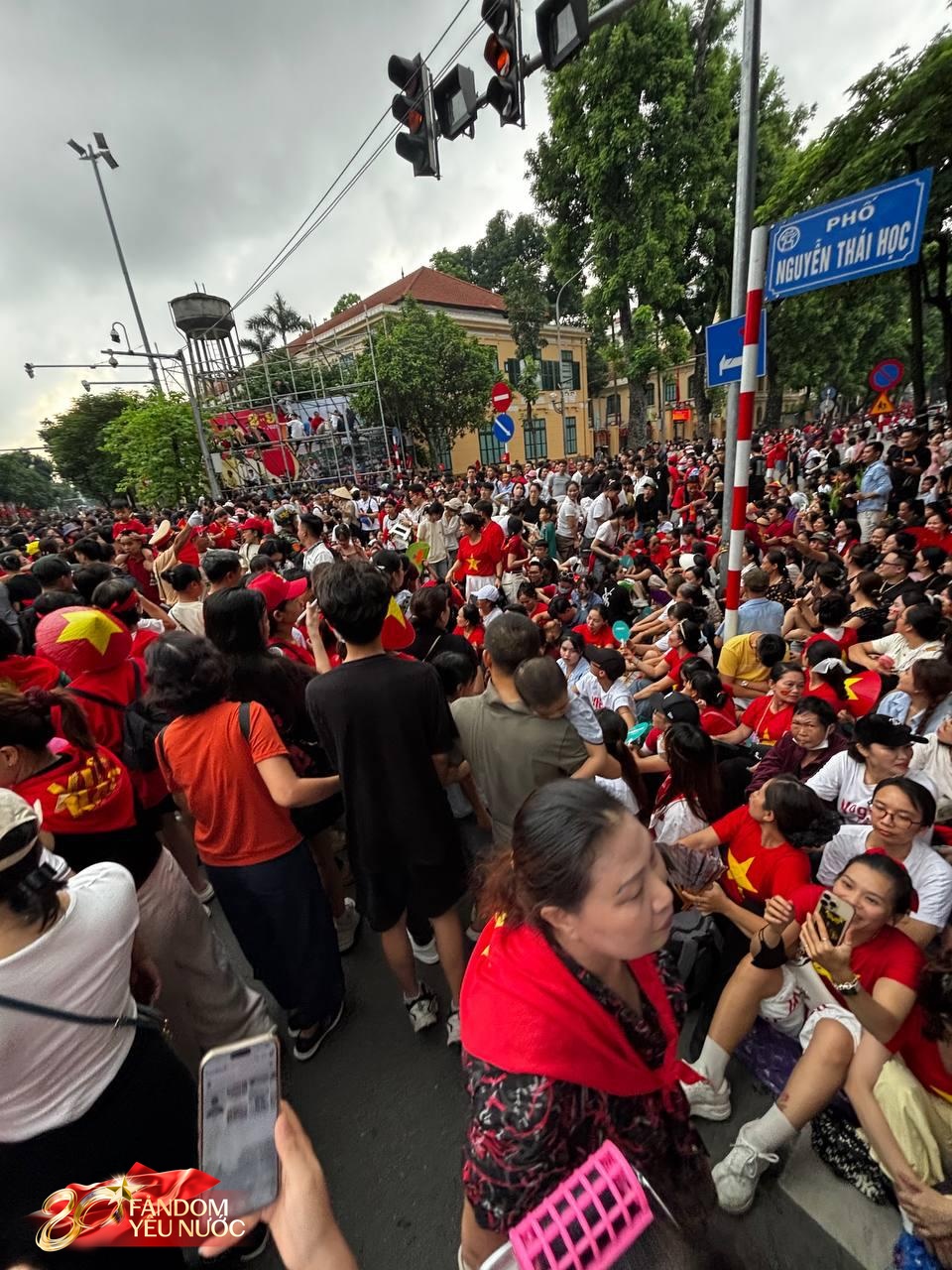 Hà Nội: Cảnh tượng đông &quot;vượt sức tưởng tượng&quot; của người dân chờ xem hợp luyện diễu binh diễu hành - Ảnh 14.