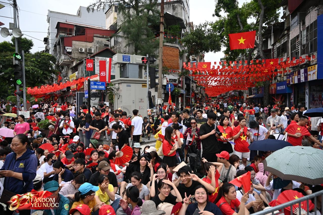 Hà Nội: Cảnh tượng đông &quot;vượt sức tưởng tượng&quot; của người dân chờ xem hợp luyện diễu binh diễu hành - Ảnh 6.