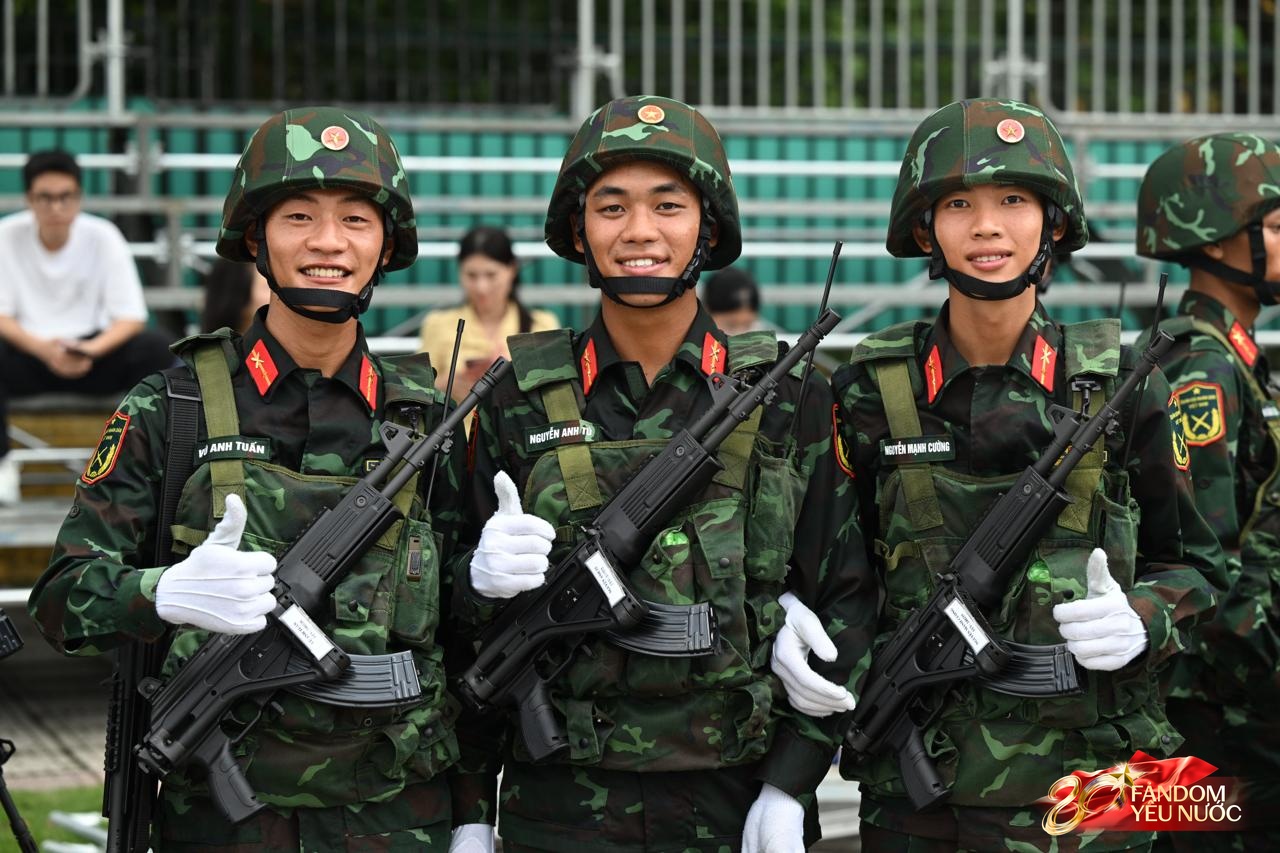Visual căng đét của dàn chiến sĩ A80: Mướt mồ hôi vẫn toả sáng trước buổi Tổng hợp luyện đầu tiên tại Hà Nội - Ảnh 8.