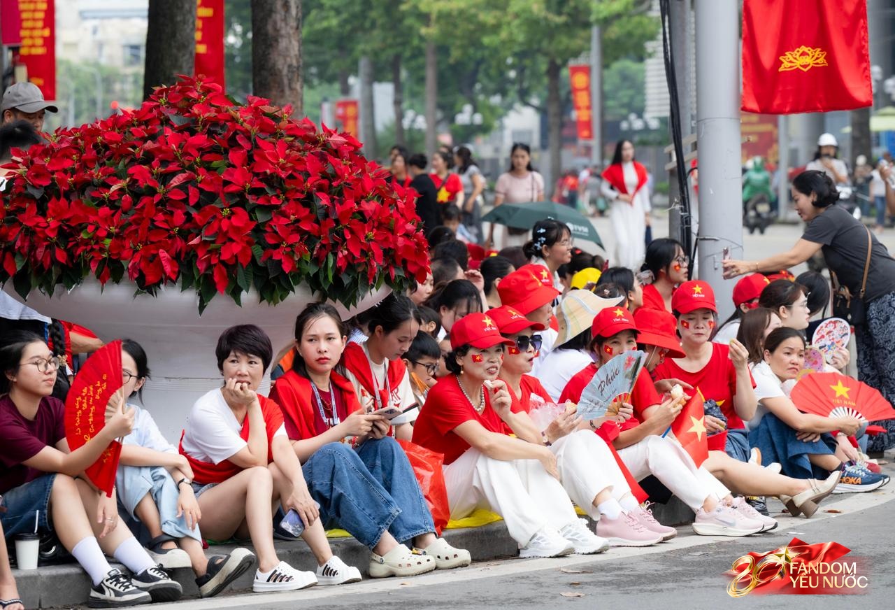 Đoàn xe chở các chiến sĩ diễu binh tiến vào trung tâm Hà Nội, người dân 2 bên đường vẫy chào không ngớt - Ảnh 6. Đoàn xe chở các chiến sĩ diễu binh tiến vào trung tâm Hà Nội, người dân 2 bên đường vẫy chào không ngớt - Ảnh 6.