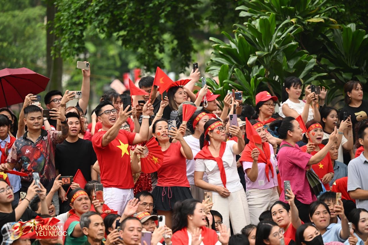 Hà Nội: Cảnh tượng đông &quot;vượt sức tưởng tượng&quot; của người dân chờ xem hợp luyện diễu binh diễu hành - Ảnh 8.