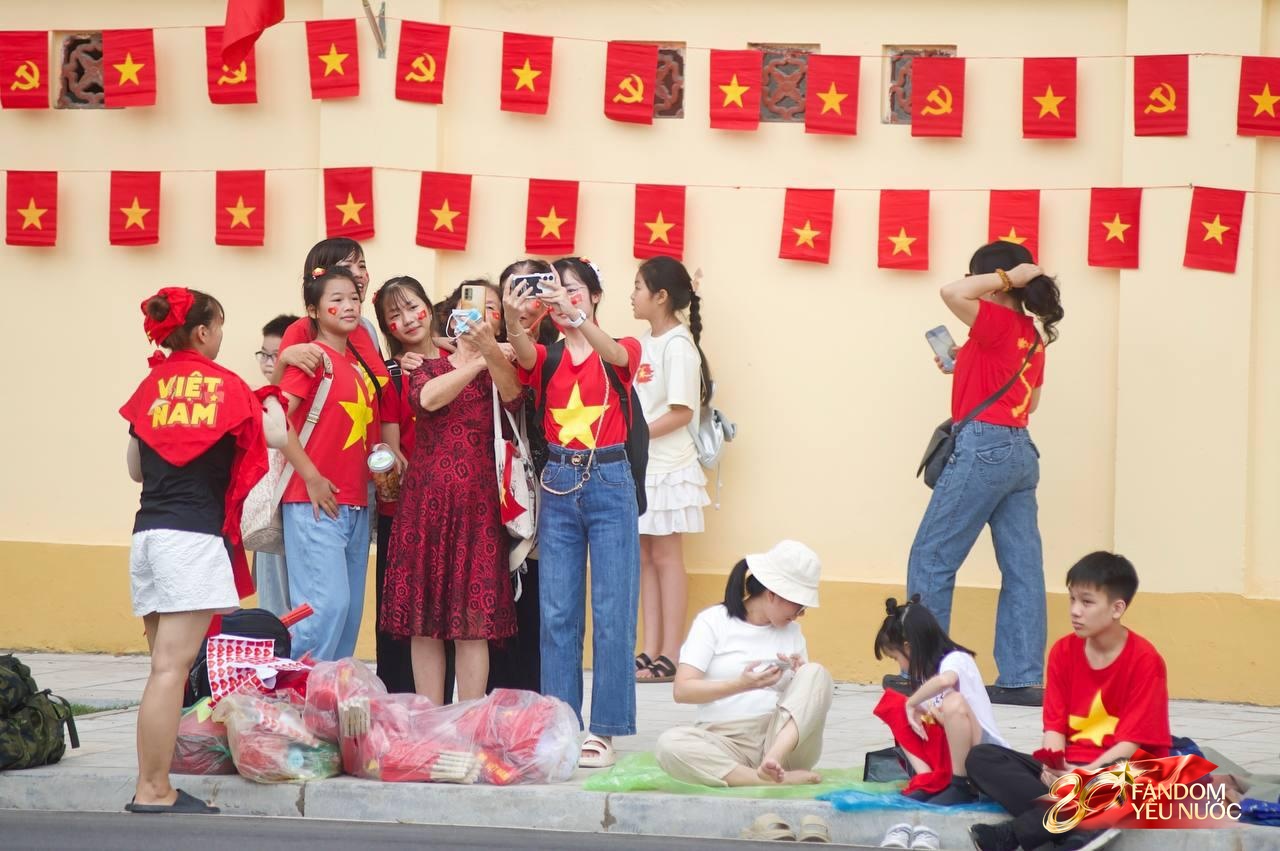 Biên đội máy bay tập luyện diễu binh vào Quảng trường Ba Đình, người dân khắp các tuyến phố Hà Nội hò reo đón chào - Ảnh 3.