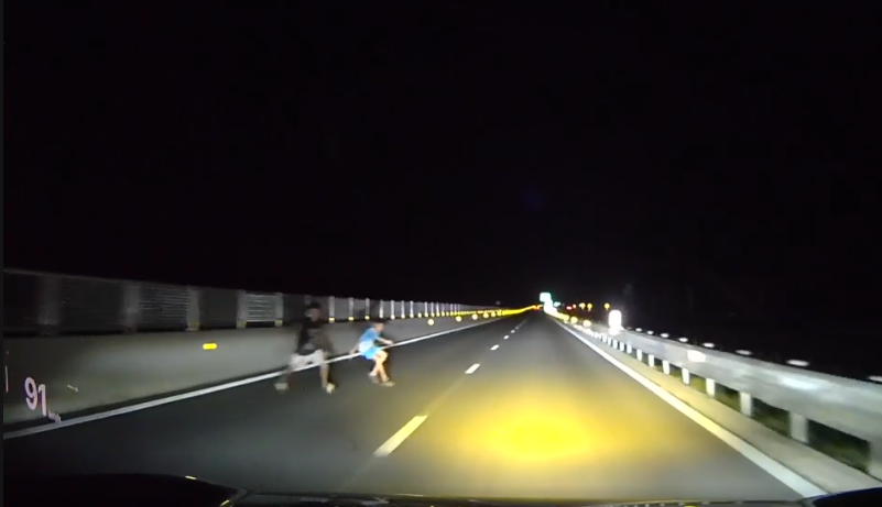 Thót tim khoảnh khắc 2 &quot;bóng ma&quot; bất ngờ băng ngang cao tốc Vạn Ninh - Cam Lộ- Ảnh 1.