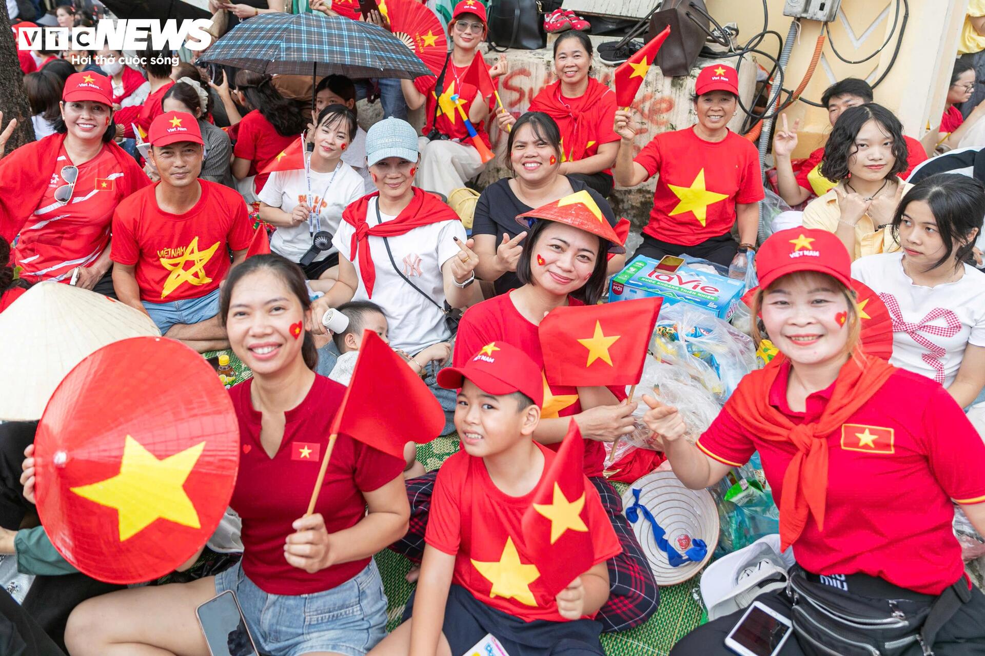 Nghìn người đội mưa, hát vang 'Như có Bác Hồ trong ngày vui đại thắng' - Ảnh 3.