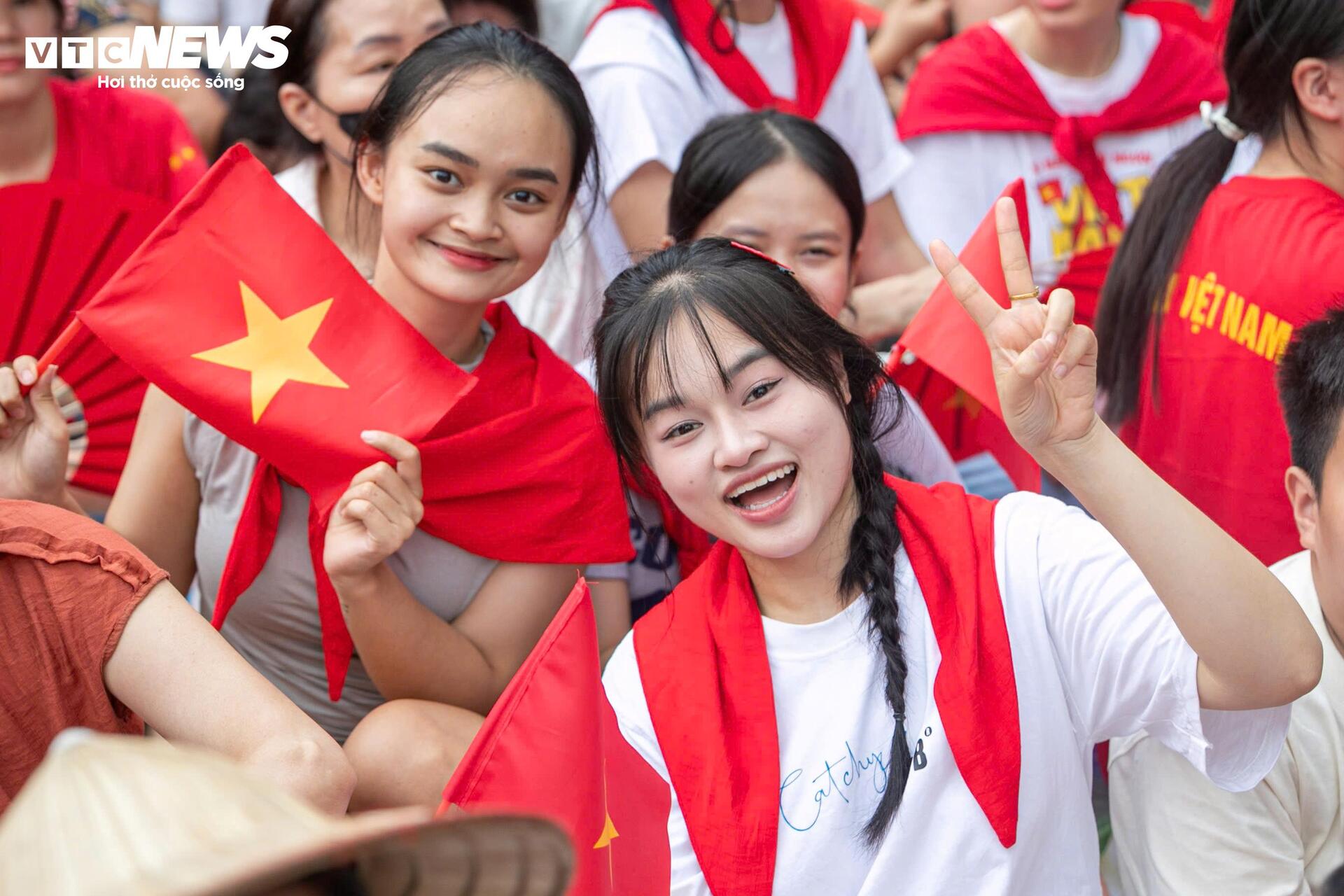 Nghìn người đội mưa, hát vang 'Như có Bác Hồ trong ngày vui đại thắng' - Ảnh 5.