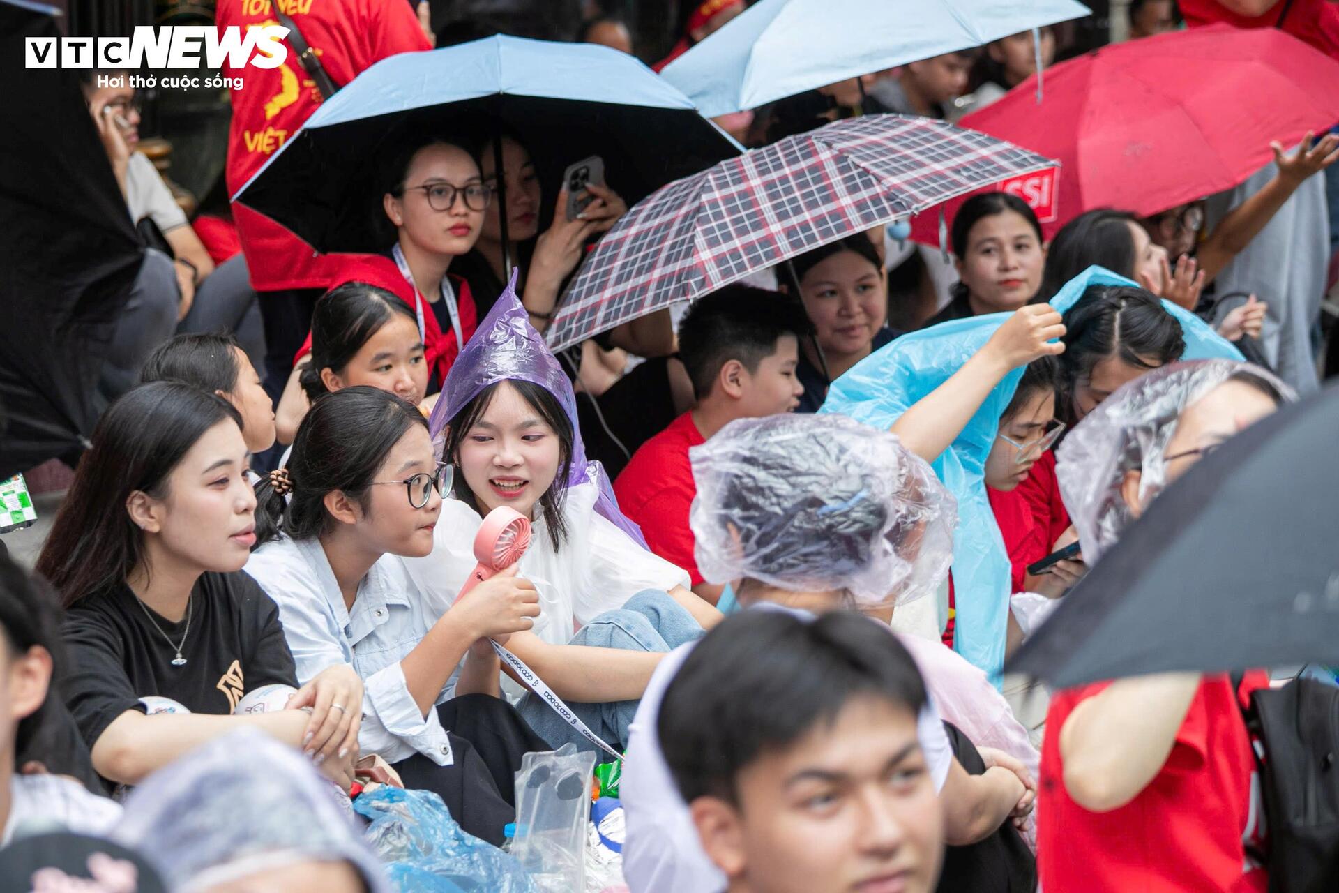 Nghìn người đội mưa, hát vang 'Như có Bác Hồ trong ngày vui đại thắng' - Ảnh 9.