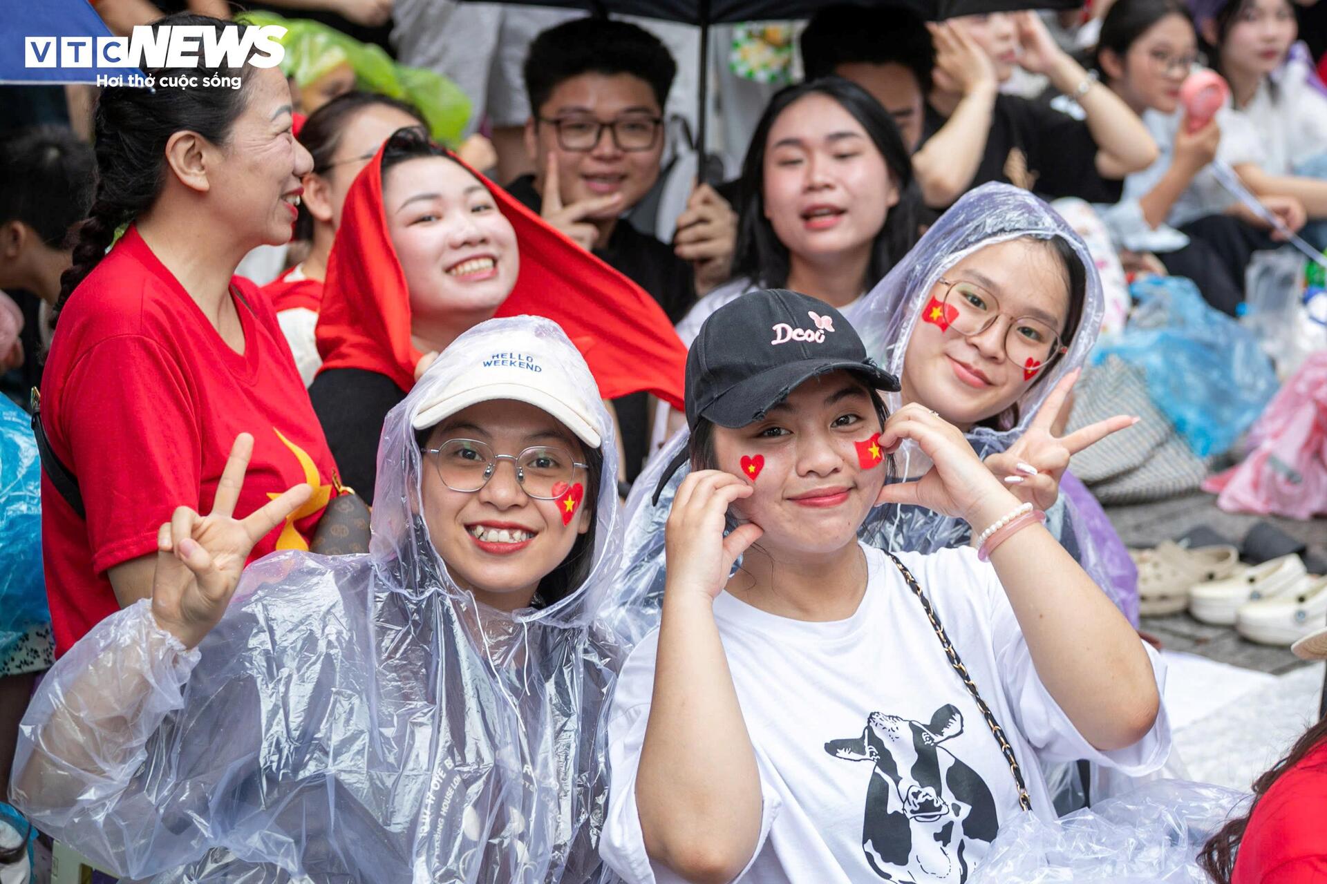 Nghìn người đội mưa, hát vang 'Như có Bác Hồ trong ngày vui đại thắng' - Ảnh 7.
