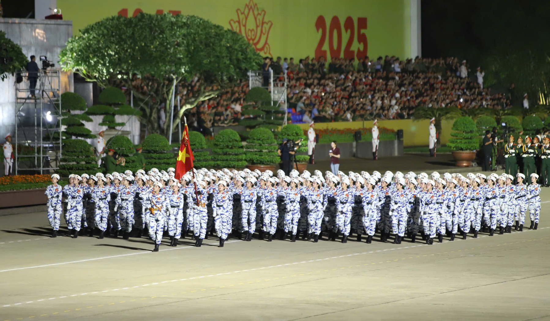 Những "bóng hồng" hợp luyện diễu binh tại Quảng trường Ba Đình - Ảnh 8. Những "bóng hồng" hợp luyện diễu binh tại Quảng trường Ba Đình - Ảnh 8.