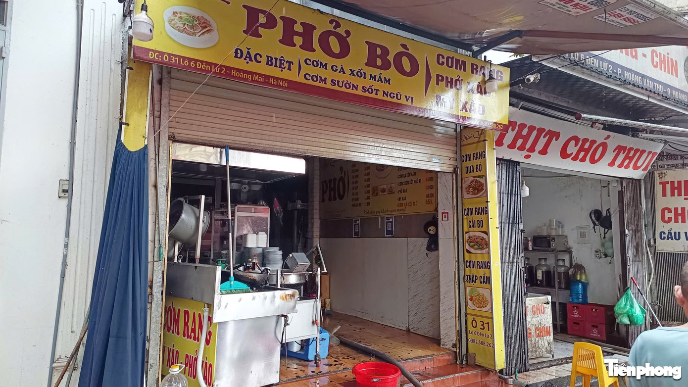 Quán cơm phở ở Hà Nội cháy ngùn ngụt, nhiều người hoảng hốt tháo chạy ra ngoài - Ảnh 5. Quán cơm phở ở Hà Nội cháy ngùn ngụt, nhiều người hoảng hốt tháo chạy ra ngoài - Ảnh 5.
