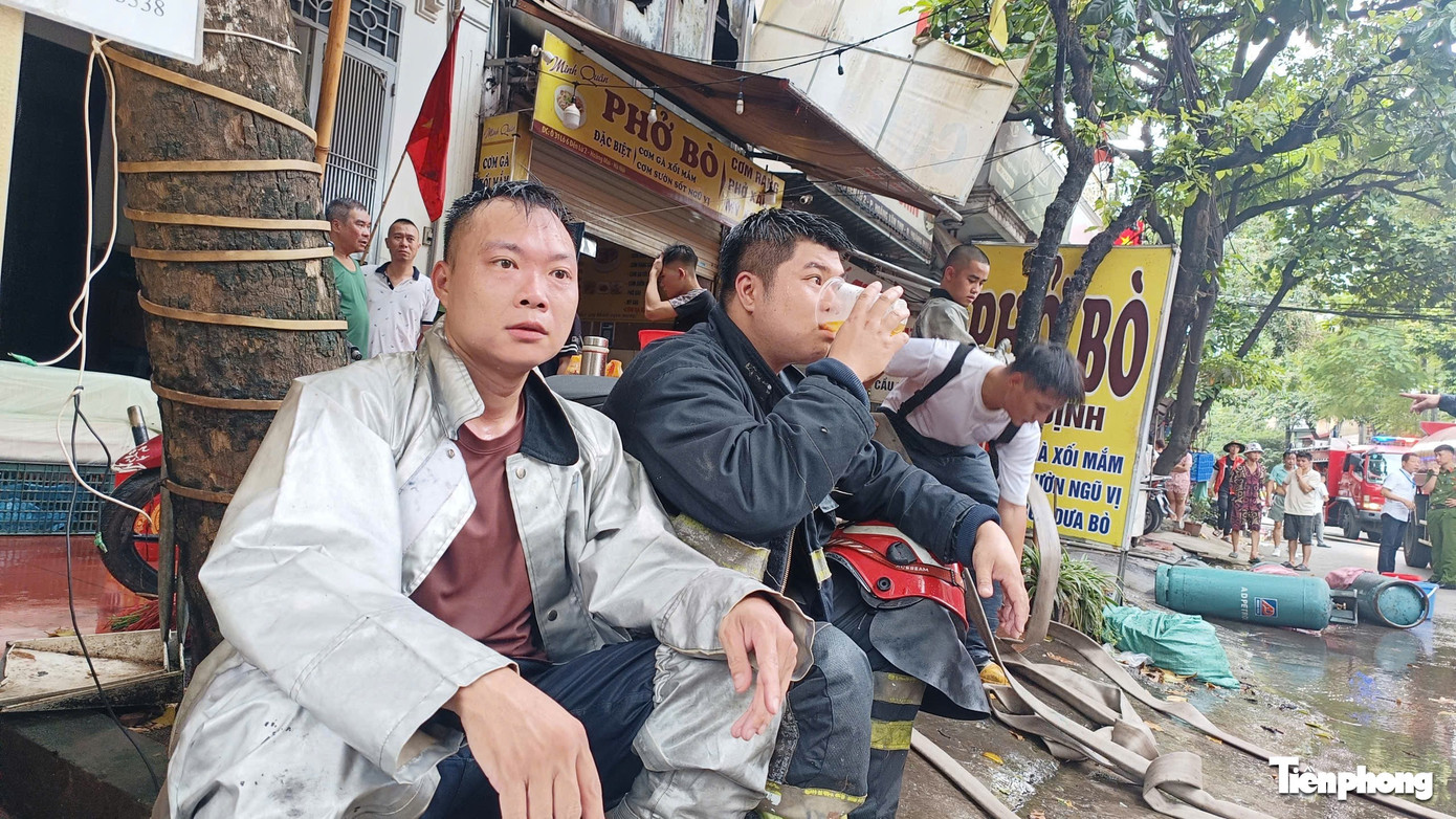 Quán cơm phở ở Hà Nội cháy ngùn ngụt, nhiều người hoảng hốt tháo chạy ra ngoài - Ảnh 4. Quán cơm phở ở Hà Nội cháy ngùn ngụt, nhiều người hoảng hốt tháo chạy ra ngoài - Ảnh 4.