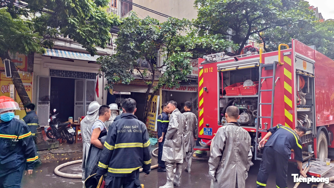 Quán cơm phở ở Hà Nội cháy ngùn ngụt, nhiều người hoảng hốt tháo chạy ra ngoài - Ảnh 1. Quán cơm phở ở Hà Nội cháy ngùn ngụt, nhiều người hoảng hốt tháo chạy ra ngoài - Ảnh 1.