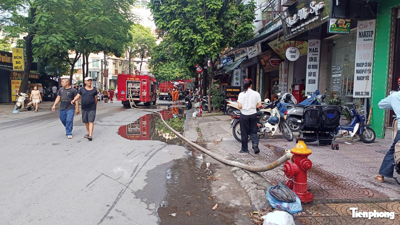 Quán cơm phở ở Hà Nội cháy ngùn ngụt, nhiều người hoảng hốt tháo chạy ra ngoài - Ảnh 3. Quán cơm phở ở Hà Nội cháy ngùn ngụt, nhiều người hoảng hốt tháo chạy ra ngoài - Ảnh 3.