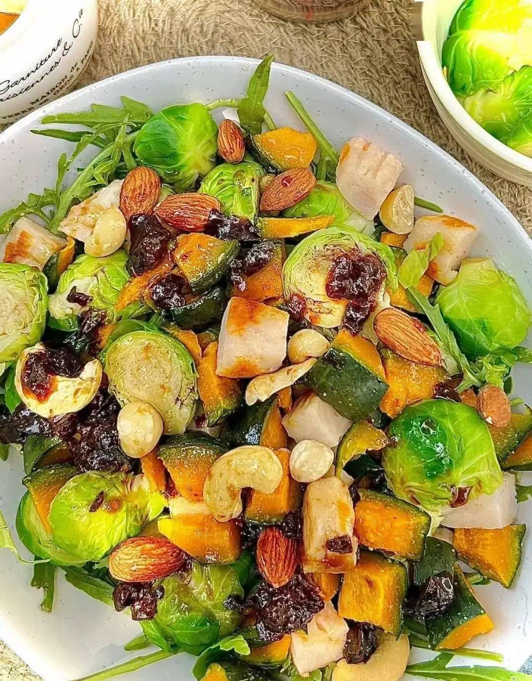 Điều kỳ diệu làm nên món salad tuyệt ngon và khiến cô bạn thân của tôi không còn gọi đó là "món thỏ ăn" - Ảnh 4. Điều kỳ diệu làm nên món salad tuyệt ngon và khiến cô bạn thân của tôi không còn gọi đó là "món thỏ ăn" - Ảnh 4.