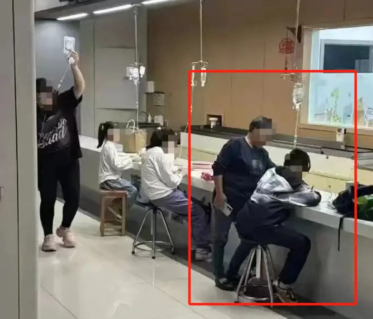 Không tin nổi cảnh này lại xuất hiện ngay trong bệnh viện - Ảnh 1.