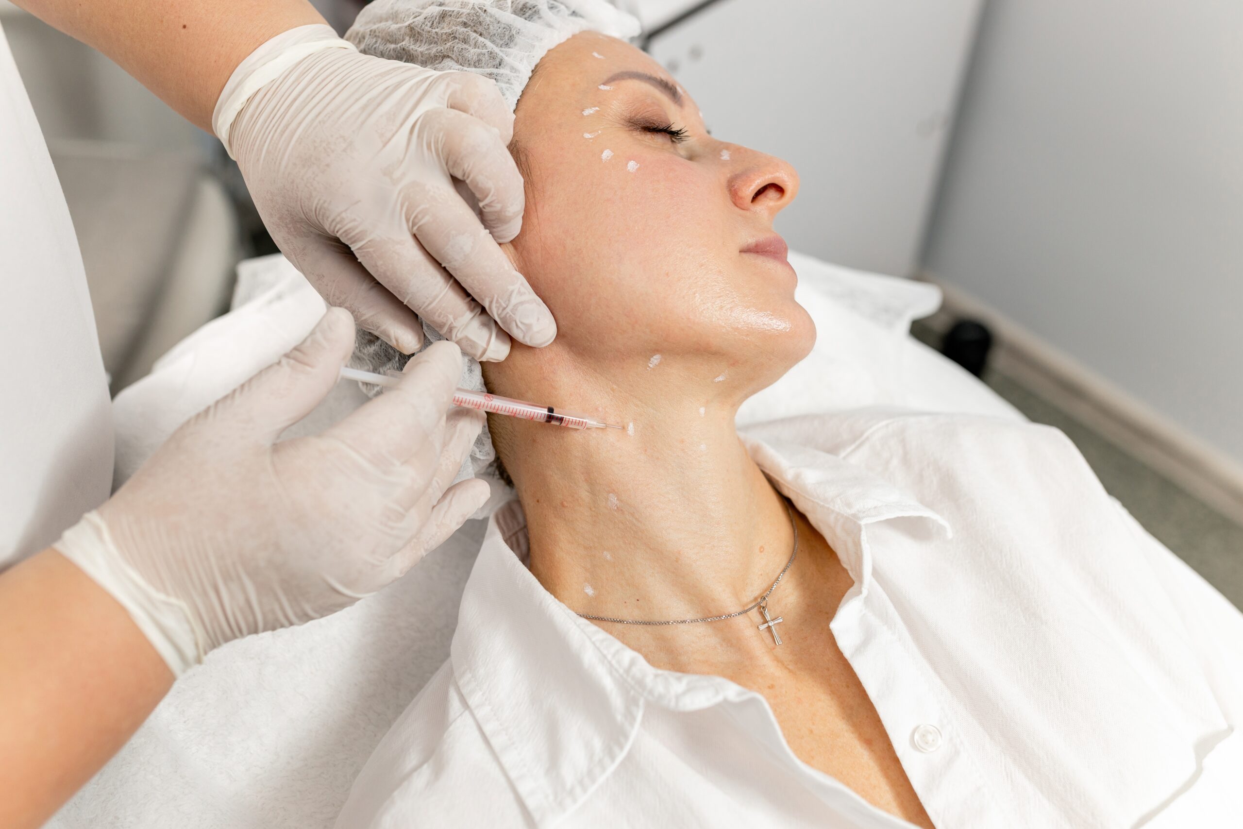 Bác sĩ da liễu đang thực hiện liệu trình tiêm Botox làm mờ các nếp nhăn vùng cổ