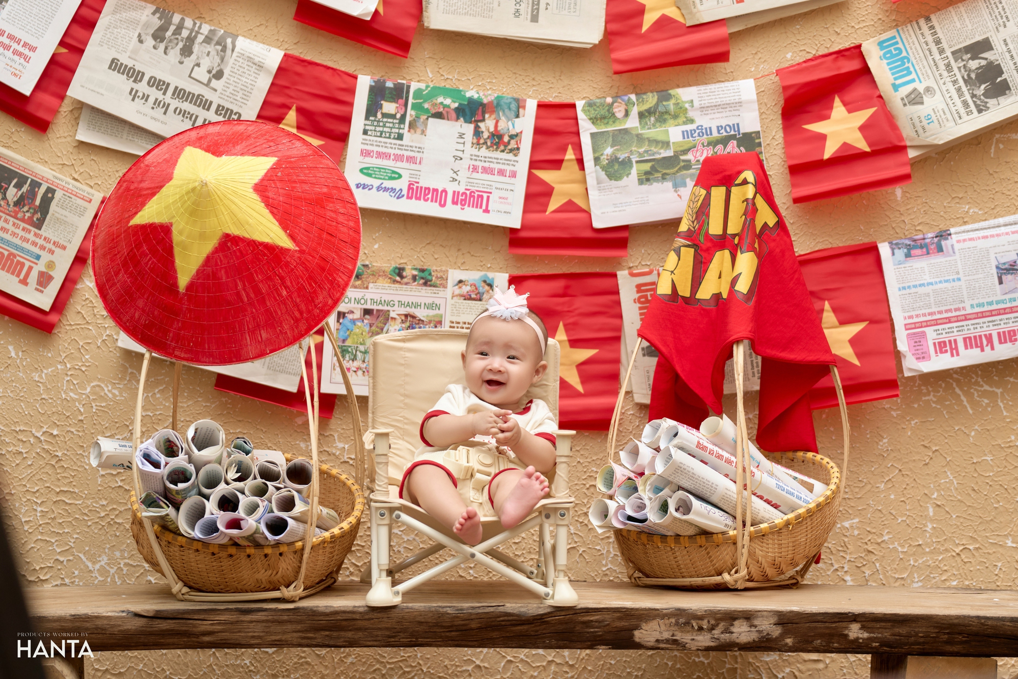 6 thiên thần tí hon diện áo cờ đỏ sao vàng siêu dễ thương: Bộ ảnh rực rỡ tình yêu đất nước, hòa vào không khí đầy tự hào, kỉ niệm 80 năm Quốc khánh 2/9- Ảnh 2.