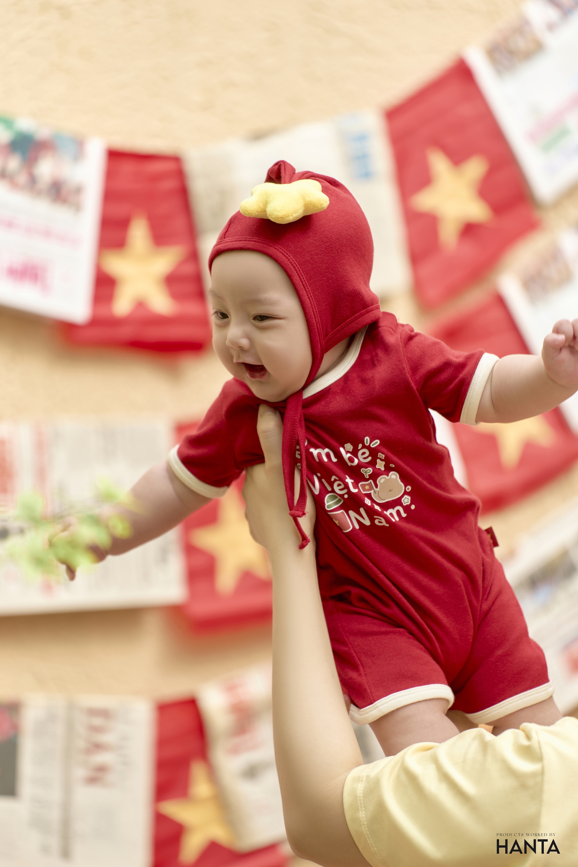 6 thiên thần tí hon diện áo cờ đỏ sao vàng siêu dễ thương: Bộ ảnh rực rỡ tình yêu đất nước, hòa vào không khí đầy tự hào, kỉ niệm 80 năm Quốc khánh 2/9- Ảnh 6.